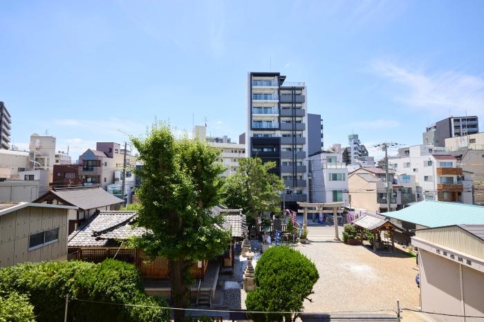 大阪市淀川区塚本2丁目の賃貸物件/バルコニーからの神社ビュー。