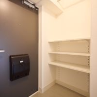 大阪市淀川区塚本2丁目の賃貸物件/玄関。収納スペースも備わっています。