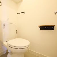 大阪市淀川区塚本2丁目の賃貸物件/トイレ。コンセントも用意してあるので、ウォシュレットの設置も可能です。