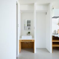 大阪市淀川区塚本2丁目の賃貸物件/独立洗面台と冷蔵庫スペース。