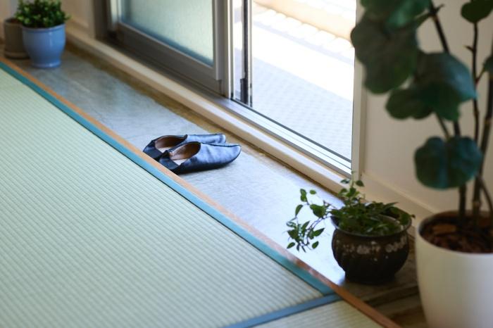大阪市淀川区塚本2丁目の賃貸物件/畳とバルコニーの間は土間仕上げ。半屋外のような感覚で、植物を置いて楽しむのも良さそうです。
