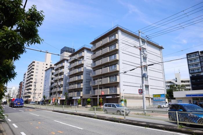 大阪市淀川区塚本2丁目の賃貸物件/どこか昭和の空気を残した味わい深い外観。