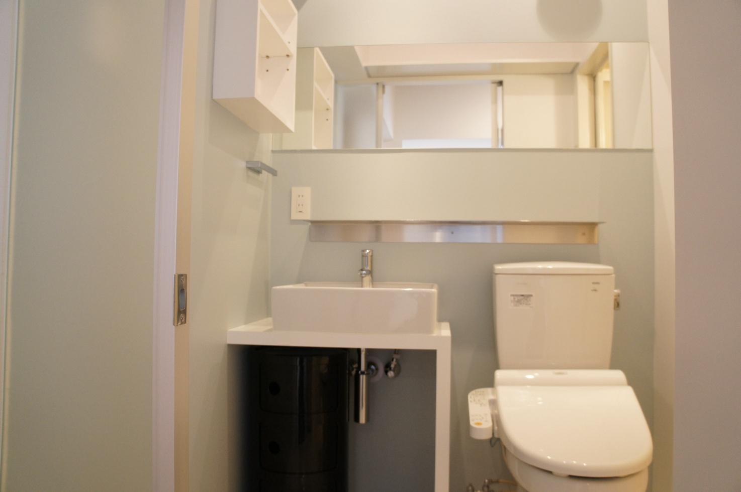 大阪府豊中市桜の町の賃貸物件/【205】洗面とトイレはひとつの空間に。大きな鏡と棚付きです。
