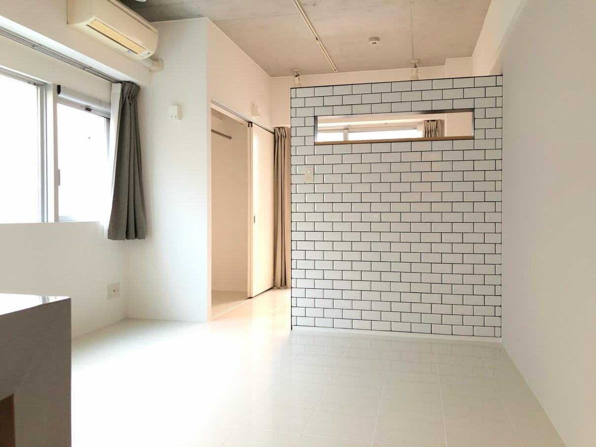 大阪府豊中市桜の町の賃貸物件/【205】南向きの窓からよく光が入るリビング。内装の白がさらにこの部屋を明るい印象にしてくれています。