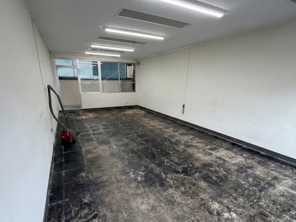 大阪市中央区淡路町1丁目の賃貸物件/入り口側から。奥にはサンルームがあります。