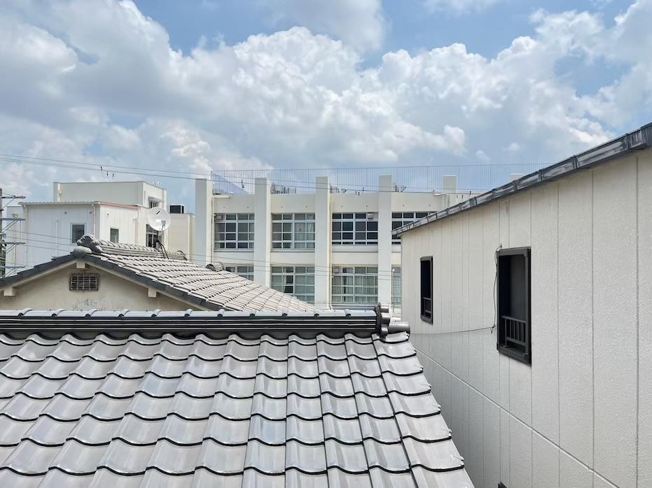 大阪市東淀川区の賃貸物件/眺望は小学校と瓦屋根。