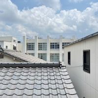 大阪市東淀川区の賃貸物件/眺望は小学校と瓦屋根。