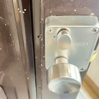 大阪市東淀川区の賃貸物件/愛着ポイント③：玄関ロックの気遣い。(青丸が見えている時は鍵が開いている！)