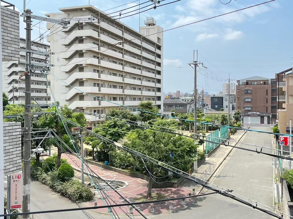 大阪市東淀川区の賃貸物件/共有部から見える向かいの公園。