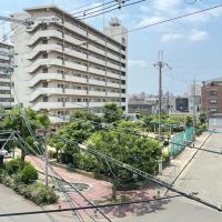 大阪市東淀川区の賃貸物件/共有部から見える向かいの公園。