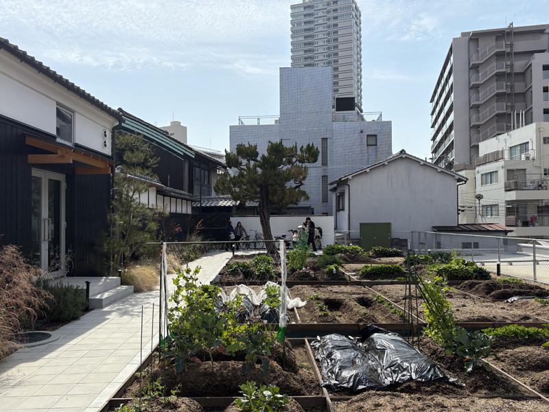 大阪府守口市本町の賃貸物件/アプローチには地域の人が耕す農園があります。