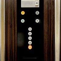 大阪府大阪市中央区南船場1丁目の賃貸物件/エレベーターのボタンはリノベーション前のものを再利用。レトロです。