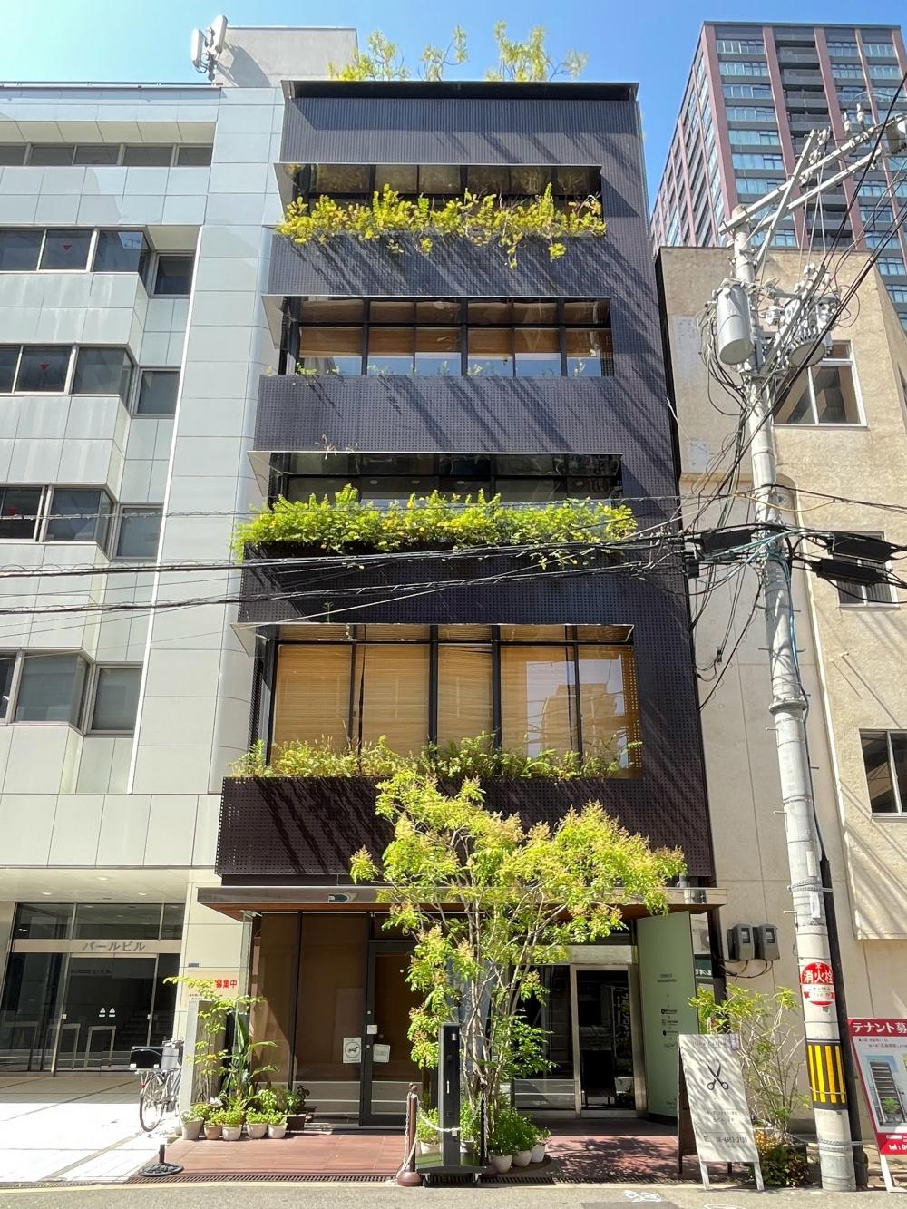 大阪府大阪市中央区南船場1丁目の賃貸物件/各階の緑が印象的なビル。