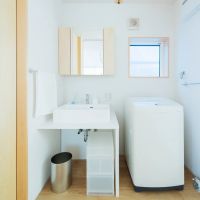 大阪府豊中市岡町北の売買物件/洗面と洗濯スペース。左手にトイレ、右手に浴室があります。