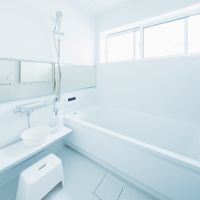 大阪府豊中市岡町北の売買物件/浴室は換気のできる引違いの窓付き。