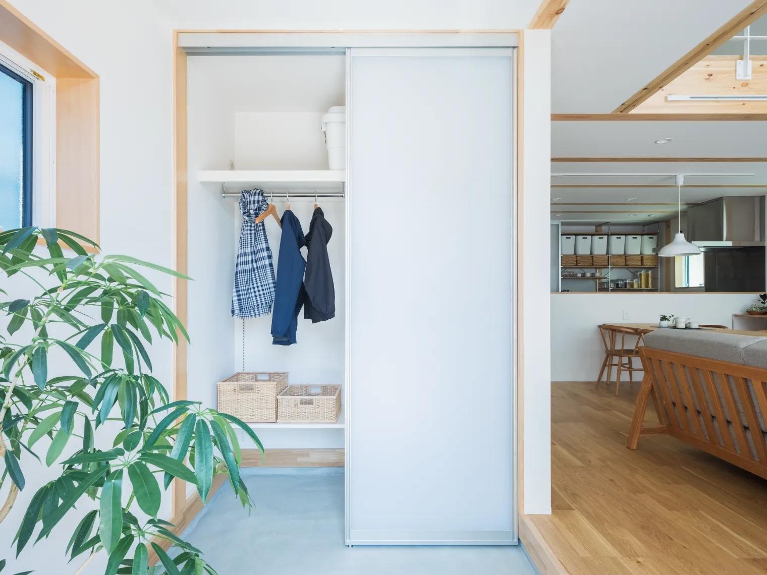 大阪府豊中市岡町北の売買物件/玄関の正面には屋外のものを収納できるスペースも。