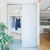大阪府豊中市岡町北の売買物件/玄関の正面には屋外のものを収納できるスペースも。
