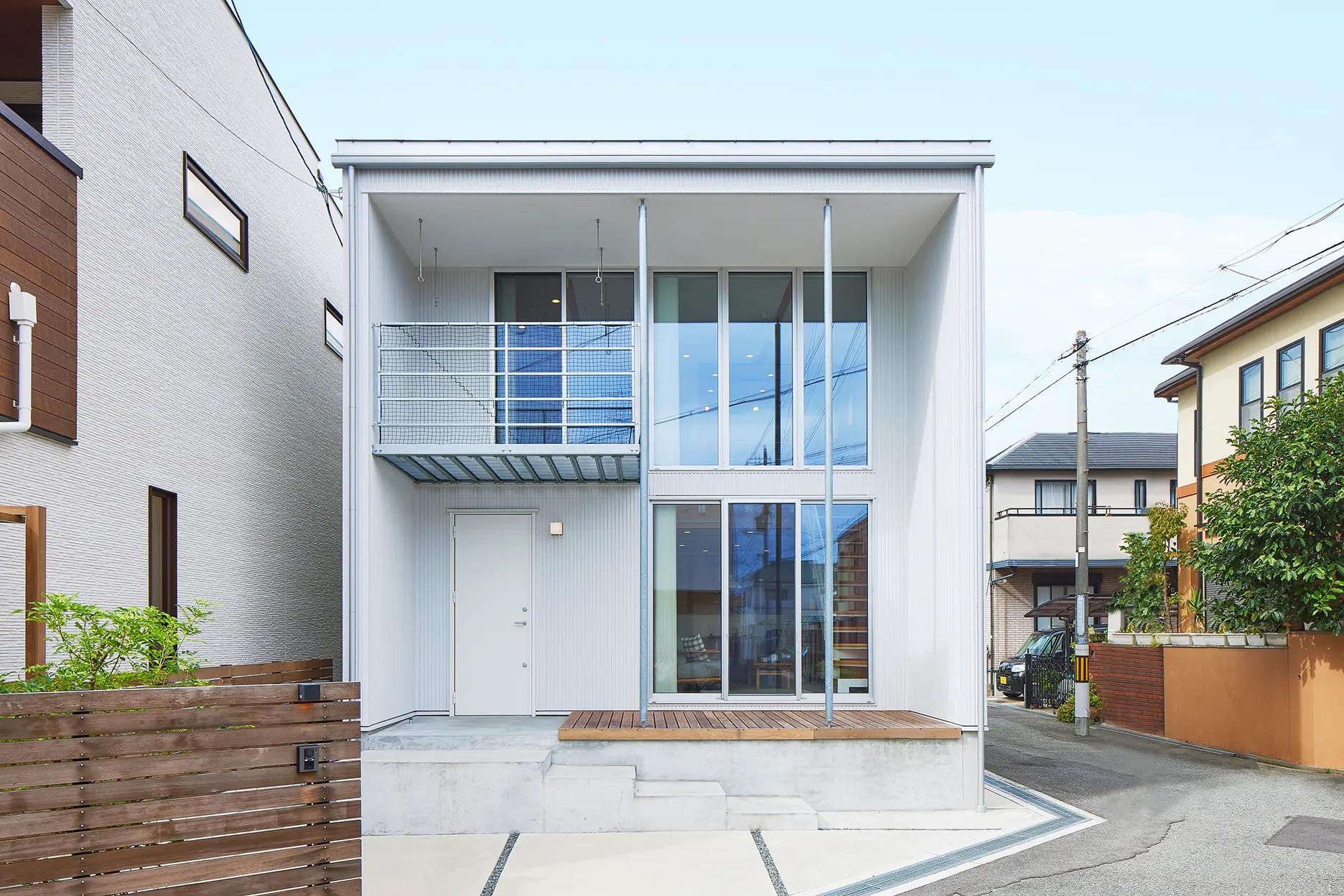 大阪府豊中市岡町北の売買物件/スクエア型のスッキリとした外観。