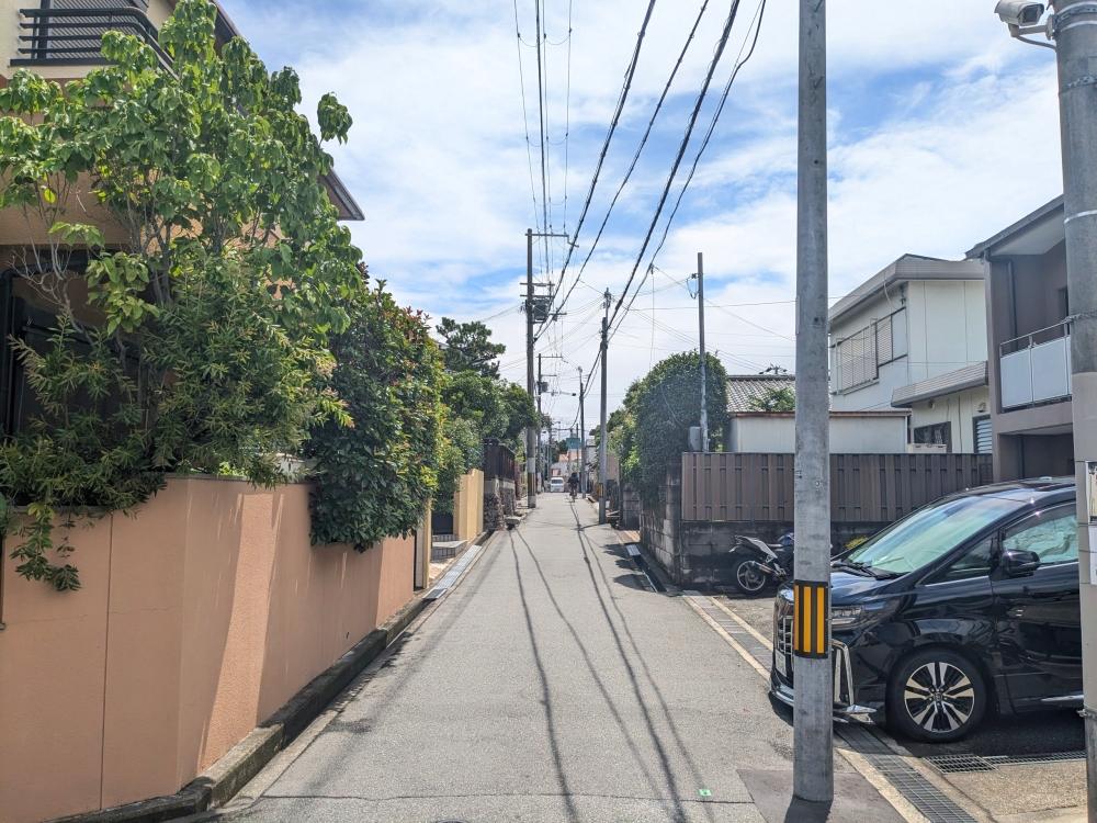 大阪府豊中市岡町北の売買物件/周辺は静かな低層住宅街。それぞれのお家の緑が道を豊かにしてくれてます。