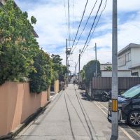 大阪府豊中市岡町北の売買物件/周辺は静かな低層住宅街。それぞれのお家の緑が道を豊かにしてくれてます。