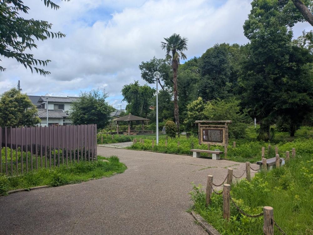 大阪府豊中市岡町北の売買物件/駅までの道中にある大石塚古墳と小石塚古墳の間を横切る小道。