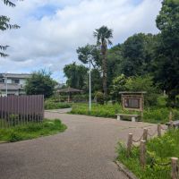 大阪府豊中市岡町北の売買物件/駅までの道中にある大石塚古墳と小石塚古墳の間を横切る小道。