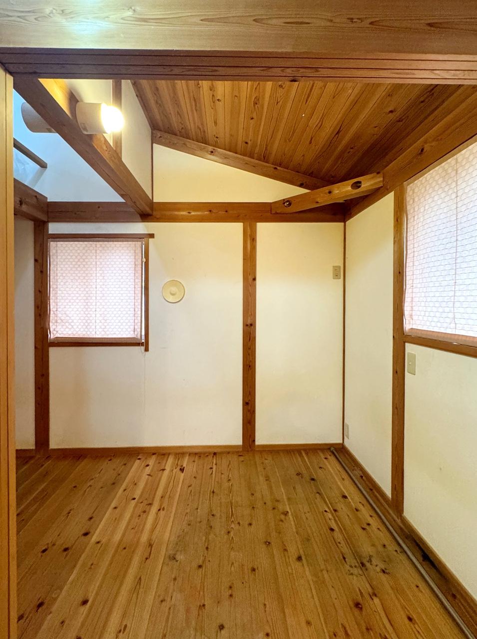 岸和田市畑町2丁目の売買物件/2階の個室も杉の無垢材を使用。