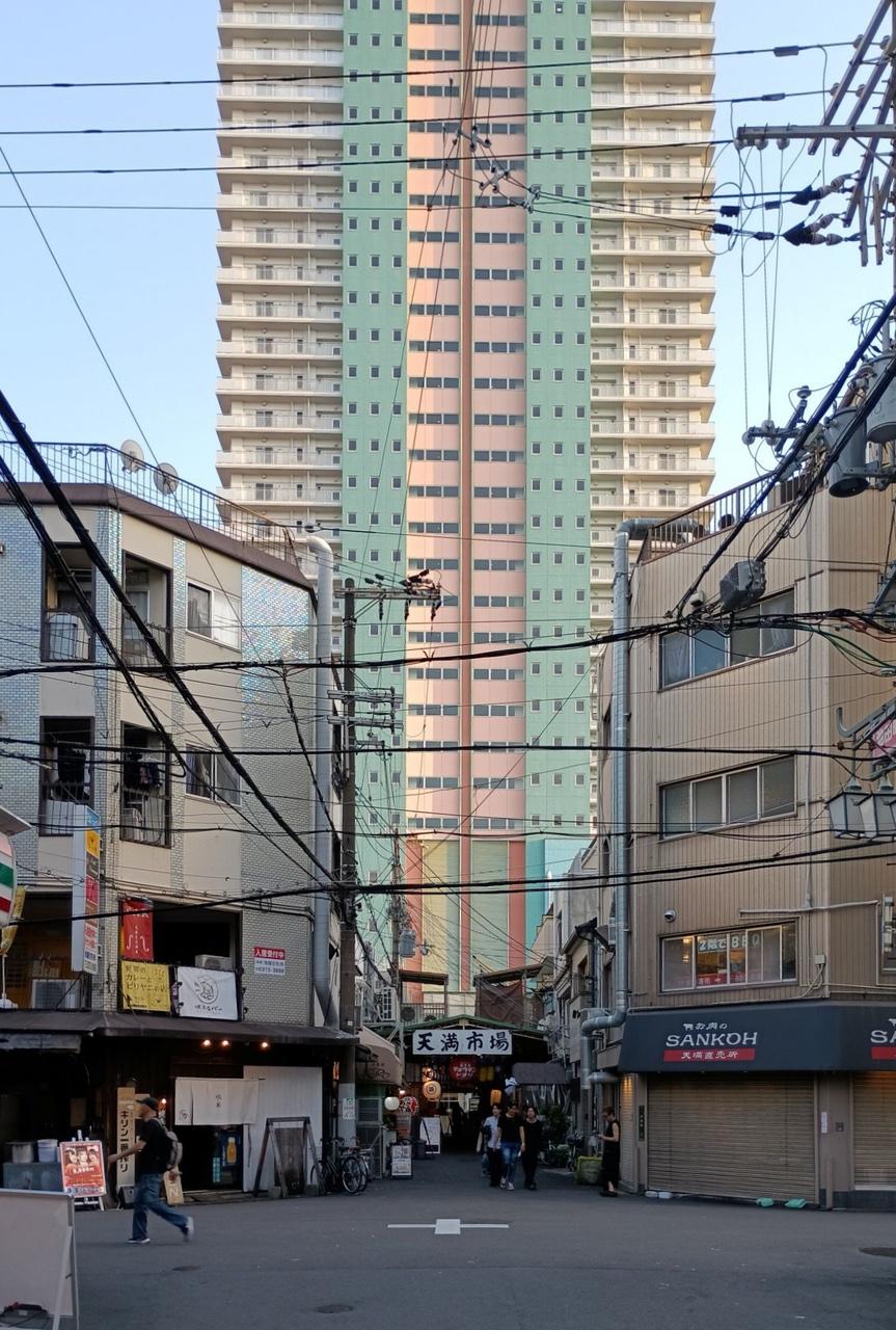 大阪市北区池田町の売買物件/マンション向かいの天満市場入口