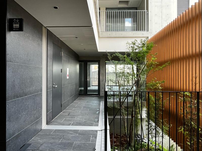 大阪市中央区谷町6丁目の賃貸物件/植栽豊かな共用エントランス。路面ではなく、奥の区画です。