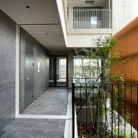 大阪市中央区谷町6丁目の賃貸物件/植栽豊かな共用エントランス。路面ではなく、奥の区画です。