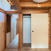 大阪市港区磯路2の賃貸物件/上階、南側の部屋：コンパクトな4畳の個室。収納は2つあります！