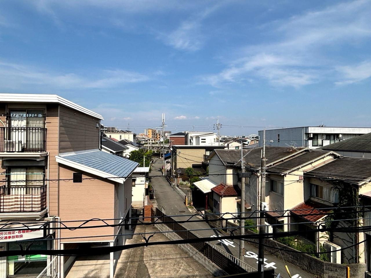 豊中市螢池南町3丁目の売買物件/真ん中和室部分のバルコニーからの眺望。