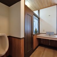 大阪市阿倍野区北畠の売買物件/手洗いとトイレ、奥には個室トイレがあります。