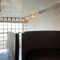 大阪府豊中市東豊中町２丁目の賃貸物件/募集区画②（102）：101と床の色が違い、シックな雰囲気です。