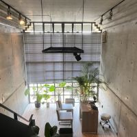 大阪府豊中市東豊中町２丁目の賃貸物件/大きな格子窓が雰囲気を出しています。
