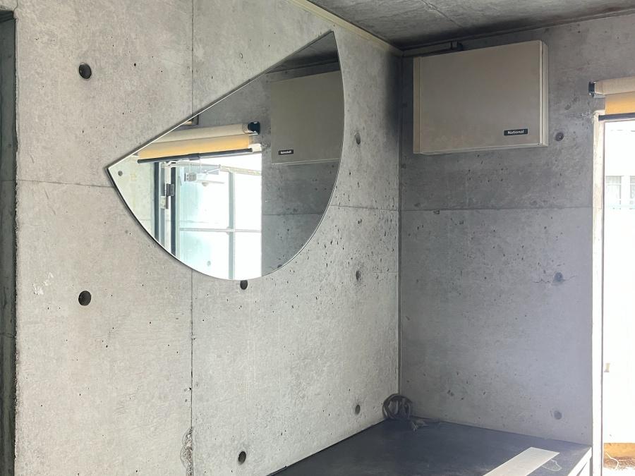 大阪府豊中市東豊中町２丁目の賃貸物件/募集区画②：部屋にはいろんな形の鏡が。内覧の際はぜひ注目してみて下さい。