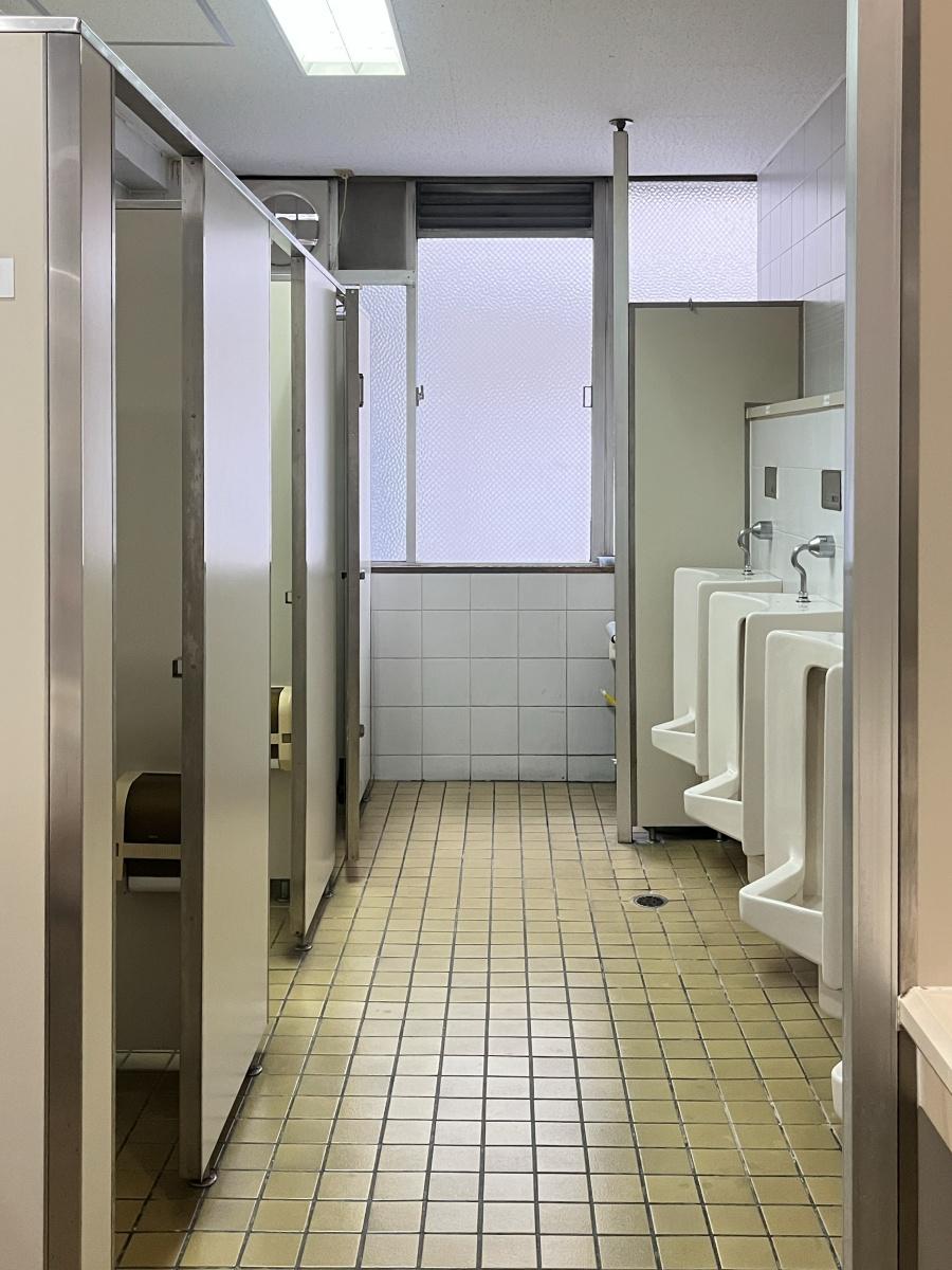 大阪府大阪市北区中津３丁目の賃貸物件/1階男子トイレ。
