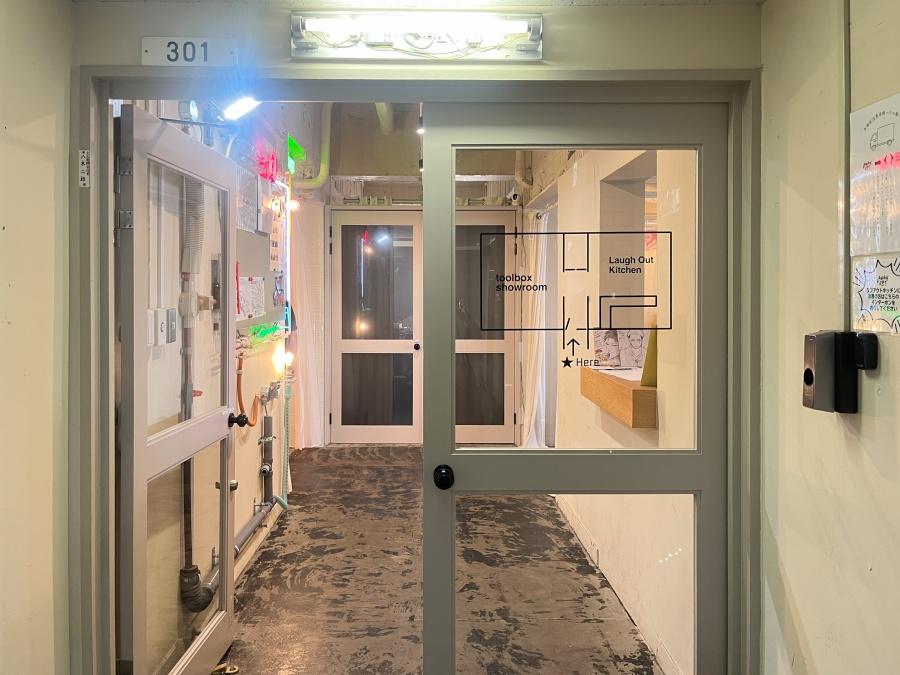 大阪府大阪市北区中津３丁目の賃貸物件/建物のレトロな雰囲気とネオンライト。扉のサインも可愛らしい。