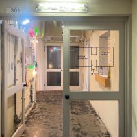 大阪府大阪市北区中津３丁目の賃貸物件/建物のレトロな雰囲気とネオンライト。扉のサインも可愛らしい。