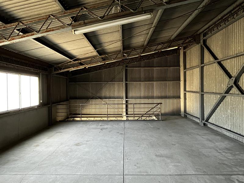 東大阪市永和3丁目の賃貸物件/勾配屋根の2階区画、保管以外にも作業にも使えそうです。