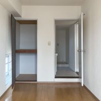 大阪市東淀川区豊里４丁目の賃貸物件/洋室にも縦長の押し入れあり。
