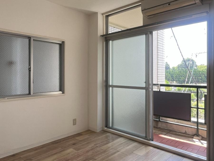大阪市東住吉区南田辺4の賃貸物件/ベランダの窓を開けると、緑がちらり。