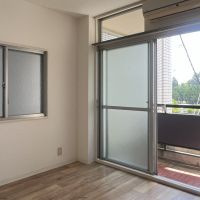 大阪市東住吉区南田辺4の賃貸物件/ベランダの窓を開けると、緑がちらり。