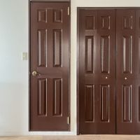 大阪市東住吉区南田辺4の賃貸物件/収納あり。左の扉はトイレです。