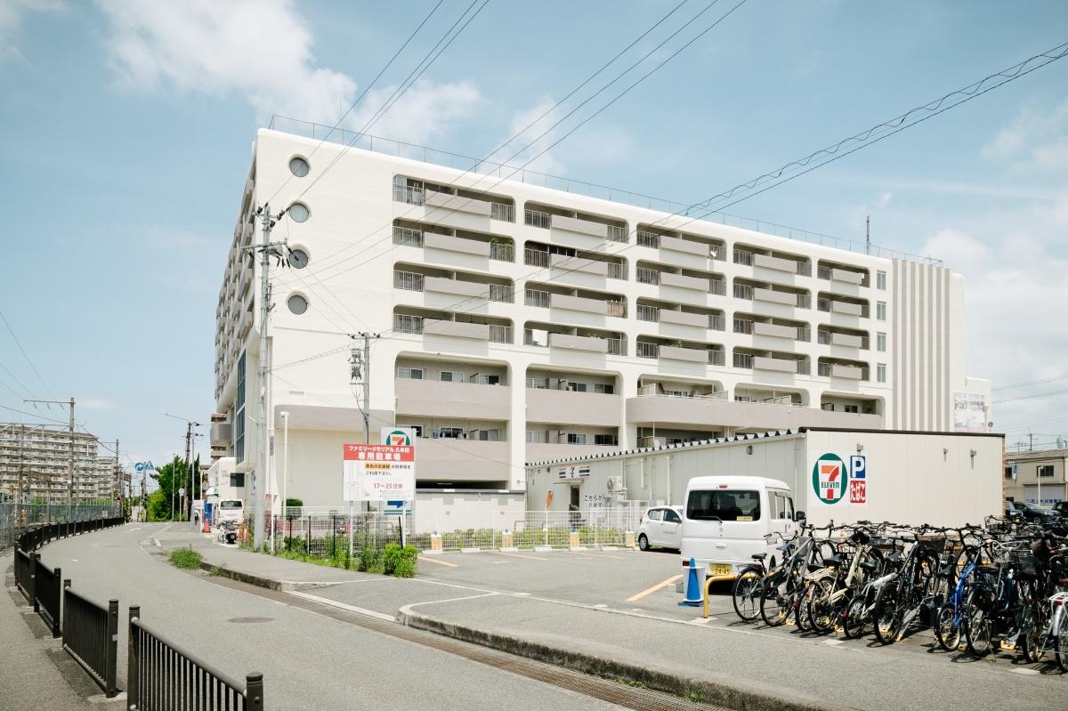 大阪府岸和田市大町の賃貸物件/駅から徒歩2分。隣にはコンビニがあります。