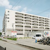 大阪府岸和田市大町の賃貸物件/駅から徒歩2分。隣にはコンビニがあります。
