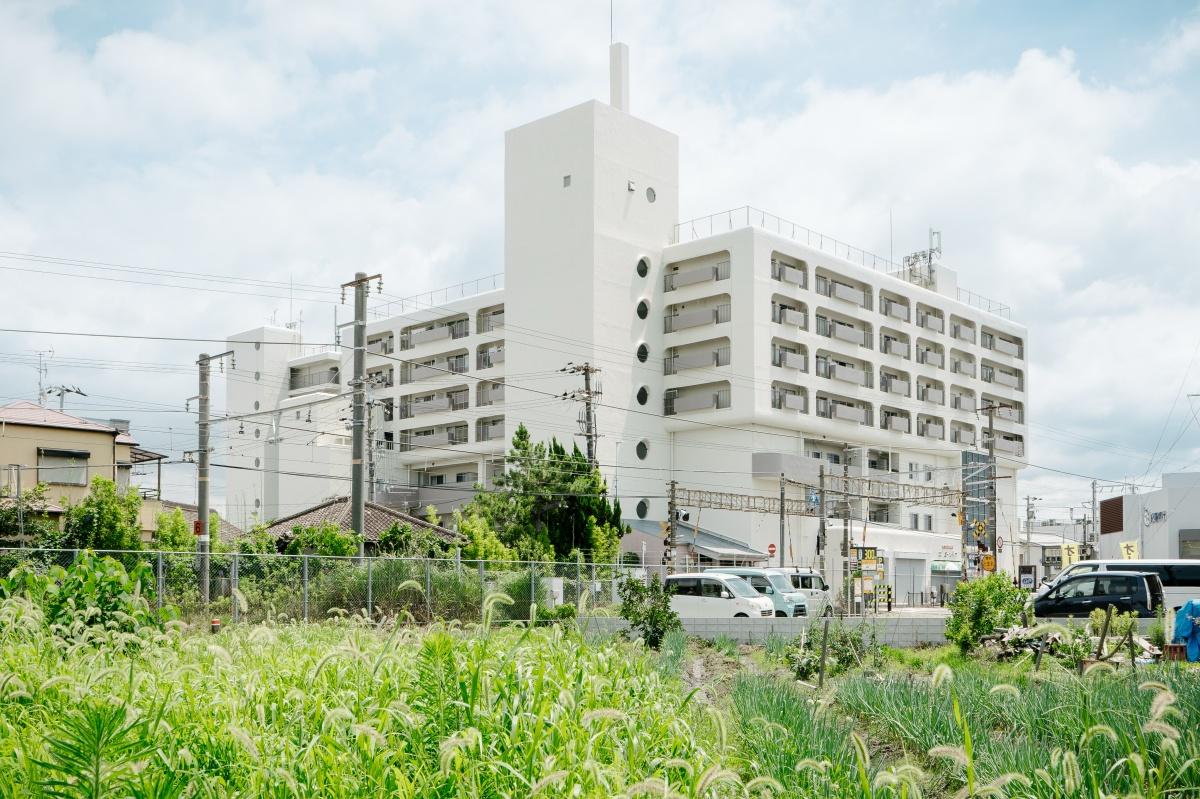大阪府岸和田市大町の賃貸物件/丸窓と曲線の外壁が、どこかモダニズム建築を思わせます。