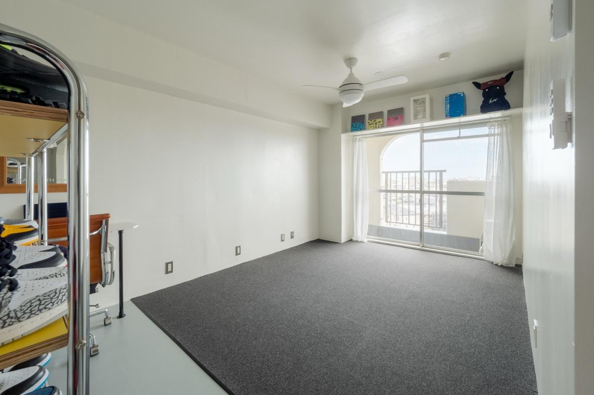大阪府岸和田市大町の賃貸物件/ROOM02はベッドルーム想定。こちらにも大きな一枚棚を。
