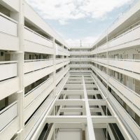 大阪府岸和田市大町の賃貸物件/築52年。吹き抜けを囲む共用廊下も、なかなかいい表情。