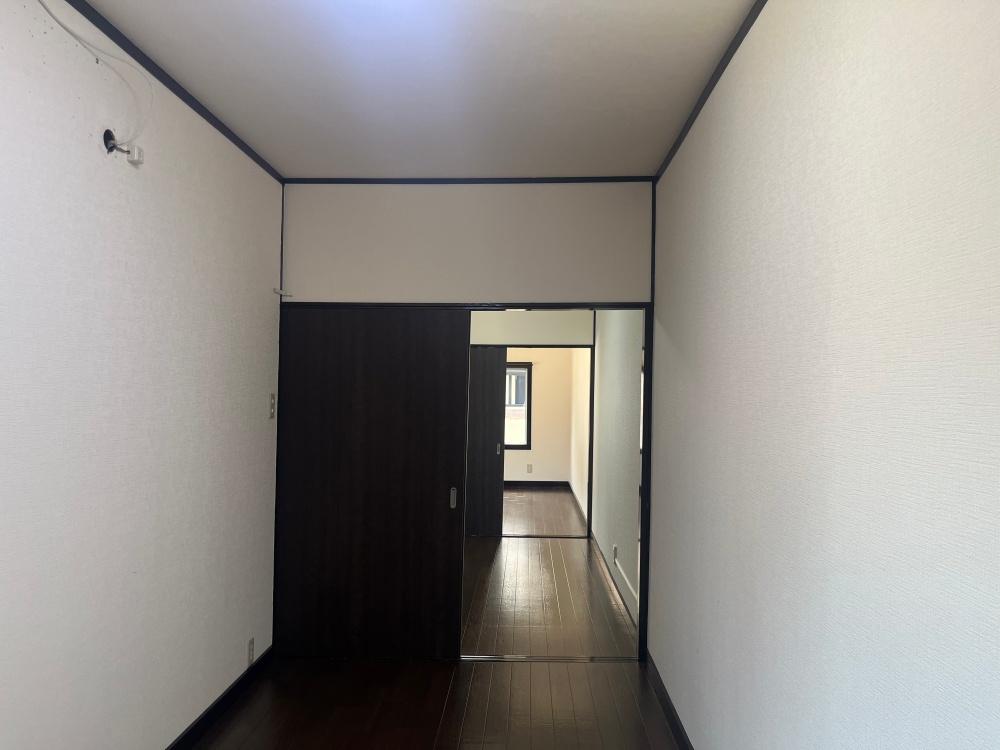 城東区中浜１丁目の賃貸物件/ホールを挟んでふた部屋並びます。